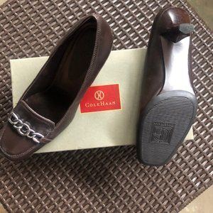 Size 9B Cole Haan Dark Chocolate Leather Pump w/ silver metal embellishment